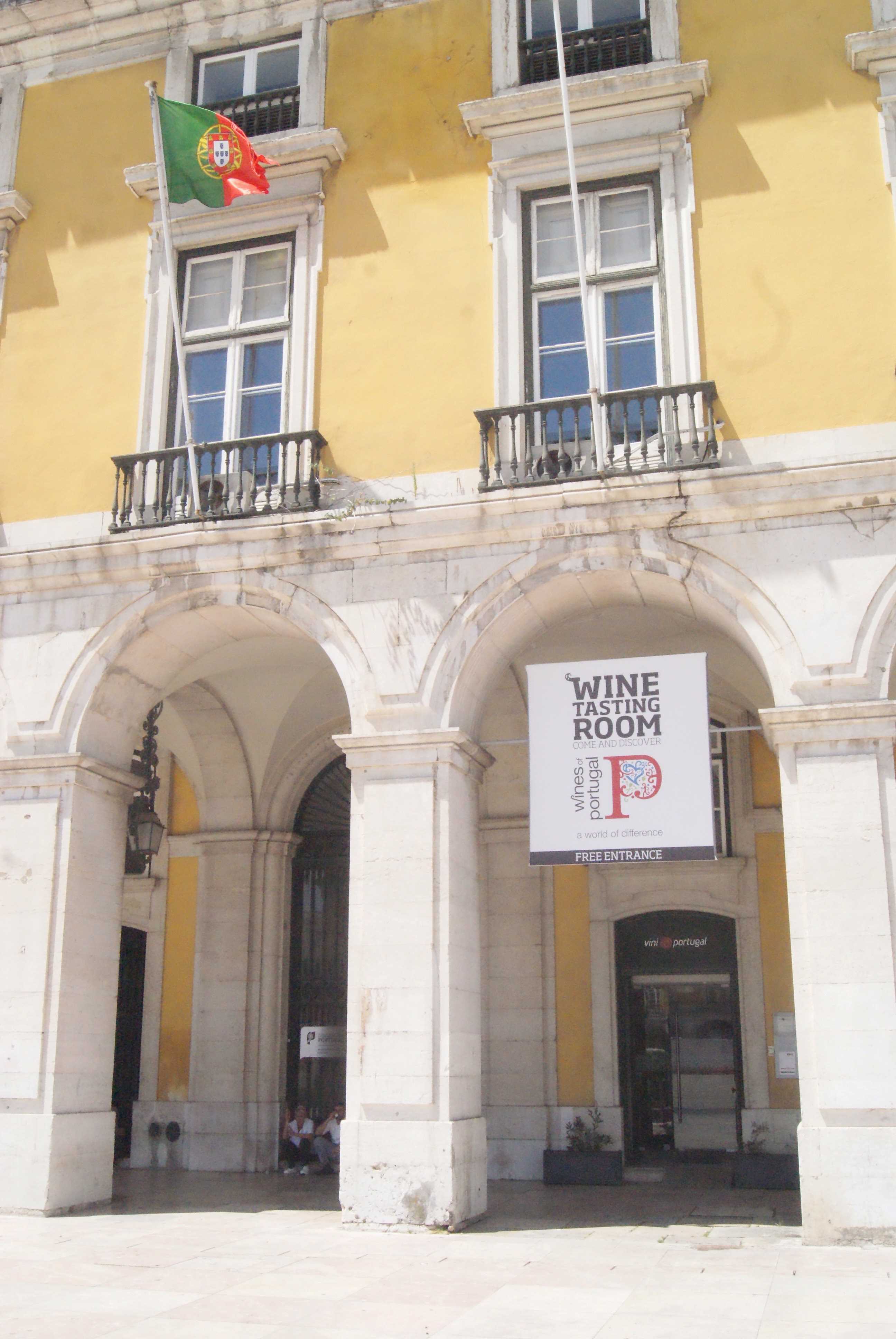 Udenfor vinsmagningslokalet