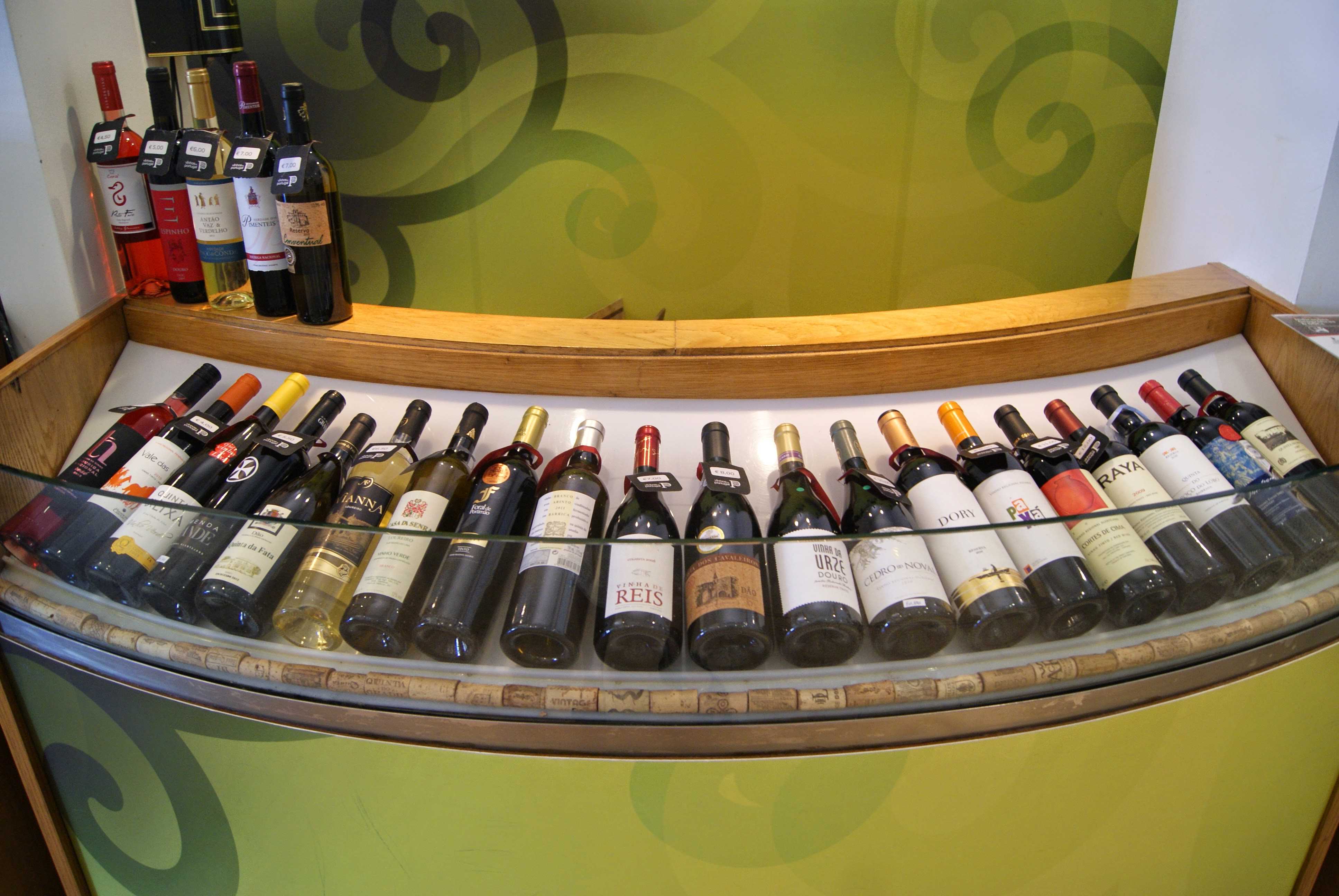 Udstilling af forskellige vine