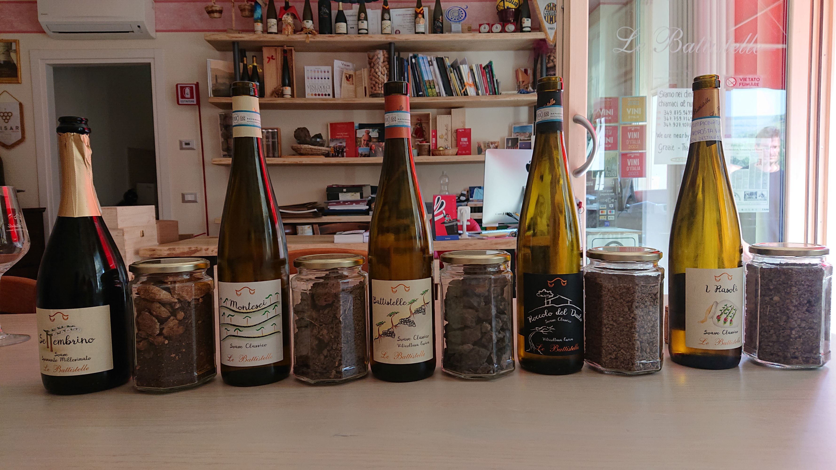 Flaskerne og jordprøver til smagningen